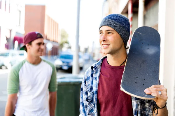 ストリート スケート ボードでウォーキング 10 代の友達 — ストック写真