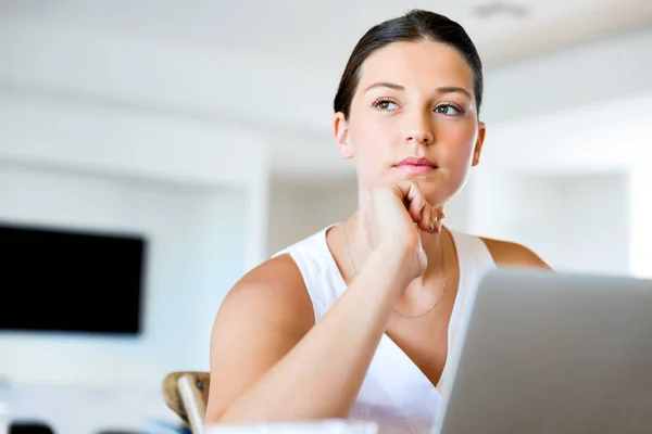 Junge schöne Frau arbeitet an ihrem Laptop — Stockfoto