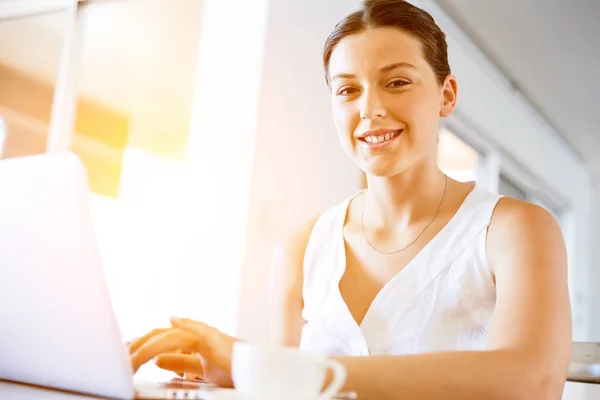 Jovem mulher bonita trabalhando em seu laptop — Fotografia de Stock