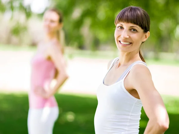 Jeunes femmes faisant de l'exercice dans le parc — Photo