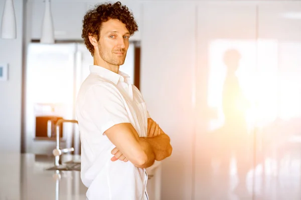 キッチンに立っているスマート若い男の肖像 — ストック写真