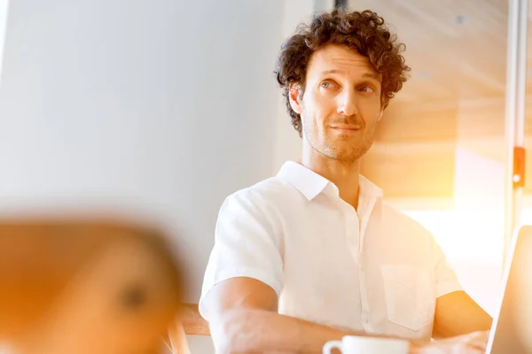 Uomo che lavora su laptop a casa — Foto Stock