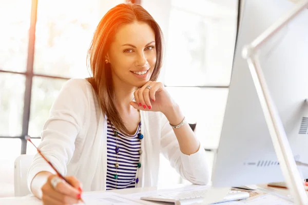 Zufriedener Unternehmer oder Freiberufler im Büro oder zu Hause — Stockfoto