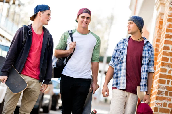 Amici adolescenti che camminano per strada — Foto Stock