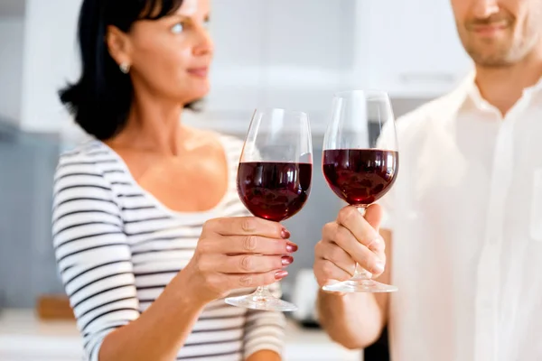 Porträt eines Paares bei einem Glas Rotwein — Stockfoto