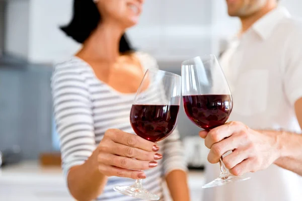Πορτρέτο του ένα ζευγάρι που έχοντας ένα ποτήρι κόκκινο κρασί — Φωτογραφία Αρχείου