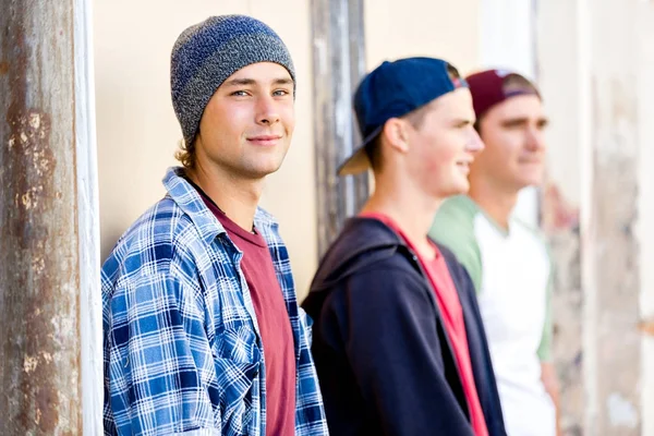 Amigos adolescentes de pie en la calle — Foto de Stock