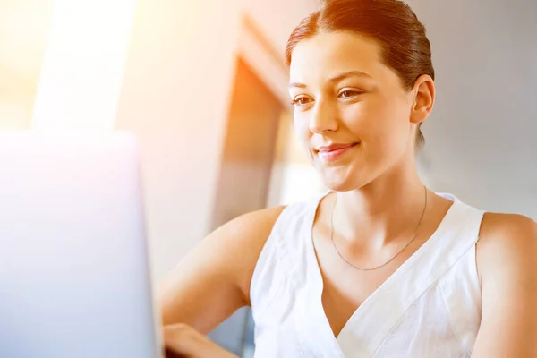 Joven hermosa mujer trabajando en su computadora portátil — Foto de Stock