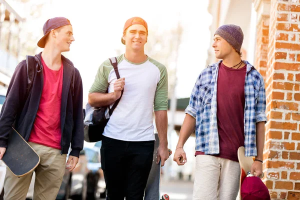 Nastoletnich przyjaciół spaceru na ulicy — Zdjęcie stockowe
