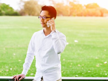 Parkta onun mola sırasında genç mutlu ve başarılı iş adamı