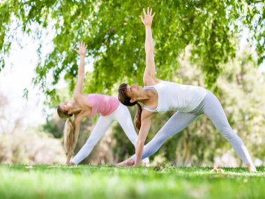 Genç kadın parkta egzersiz