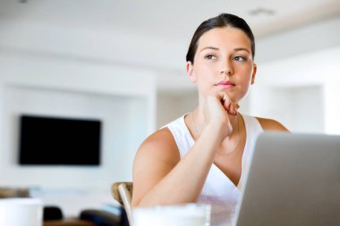 Onu laptop çalışan genç güzel kadın