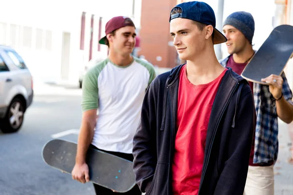 Amigos adolescentes caminando por la calle —  Fotos de Stock