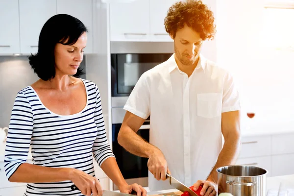 Par matlagning tillsammans hemma — Stockfoto