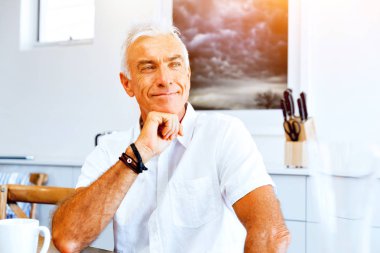 Yakışıklı bir üst düzey adam kapalı portresi