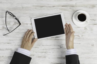 Tablet PC ile elinde boş perde