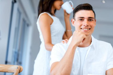 Çay veya kahve ile mutlu genç adam