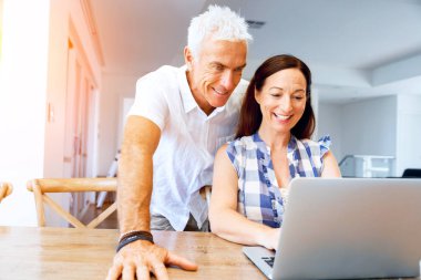 Mutlu modern Olgun çift üstünde laptop evde çalışma