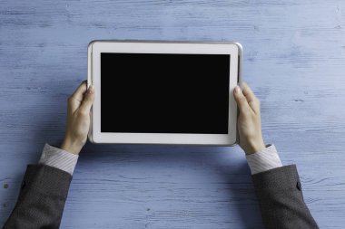 Bayan patron tablet aygıtı kullanma