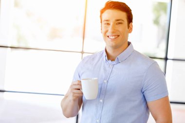 Ofiste bir kupa genç işadamı