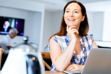 Onu laptop çalışan olgun güzel kadın