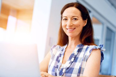 Onu laptop çalışan olgun güzel kadın