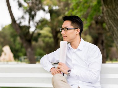 Parkta onun mola sırasında düşünme işadamı