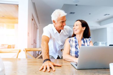 Mutlu modern Olgun çift üstünde laptop evde çalışma