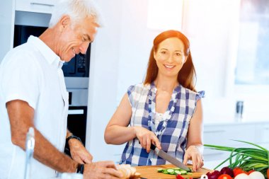 Evli çift evde yemek