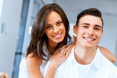 Kameraya gülümseyen mutlu çift