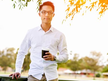 Parkta onun mola sırasında genç mutlu ve başarılı iş adamı