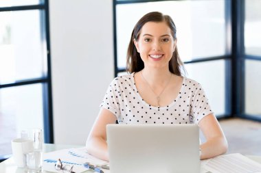 Bilgisayarda Office çalışan işkadını portresi