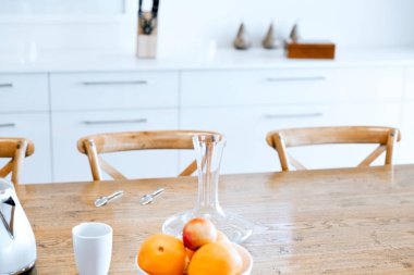 Mutfaktaki tahta masa.