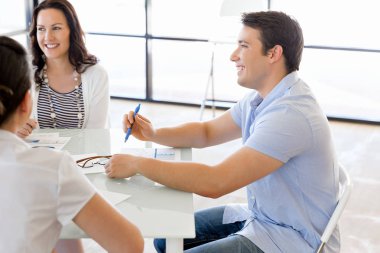 Resmi belgeler ve fikirleri tartışmak iş ortakları