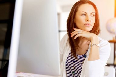 Mutlu girişimci veya serbest meslek sahibi bir ofis veya ev içinde