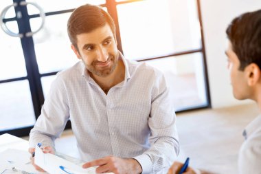 İki genç iş adamları Office görüntü