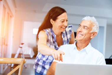 Mutlu modern Olgun çift üstünde laptop evde çalışma