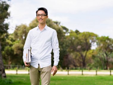 Parkta onun mola sırasında genç işadamı