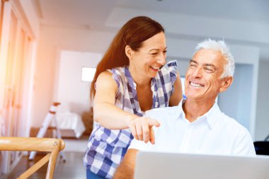 Mutlu modern Olgun çift üstünde laptop evde çalışma