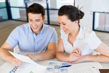 İki genç iş adamları Office görüntü