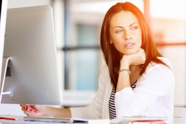 Mutlu girişimci veya serbest meslek sahibi bir ofis veya ev içinde