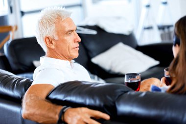 Bir bardak şarap holding ile komuta sizde