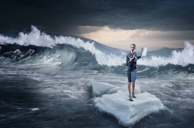 Sörf denizde yüzen buz kütlesi. Karışık teknik