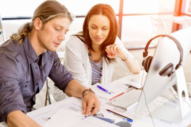 İki genç iş adamları Office görüntü