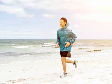 Sahil koşan genç adam