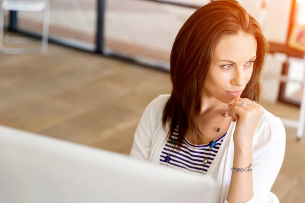 Happy entrepreneur or freelancer in an office or home — Stock Photo, Image