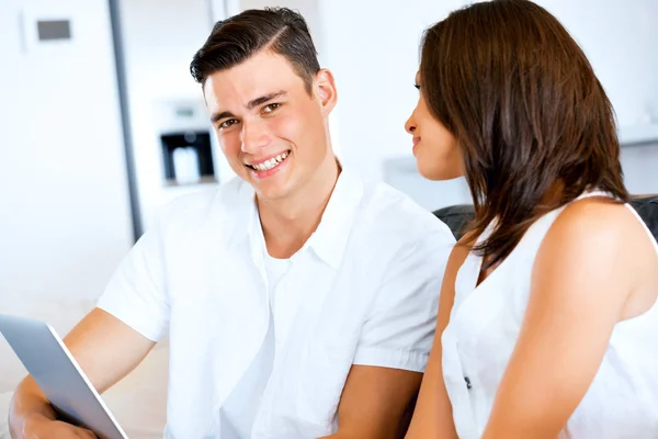 Feliz pareja moderna trabajando en el ordenador portátil en casa —  Fotos de Stock