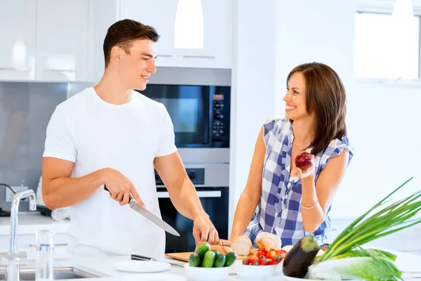 Pareja cocinando juntos en casa —  Fotos de Stock