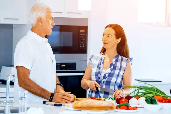 Casal feliz cozinhar em casa — Fotografia de Stock