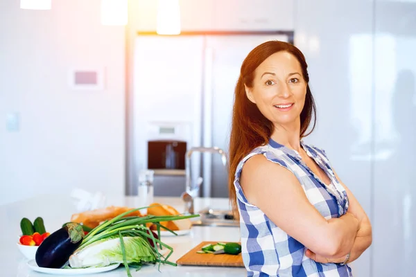 Mulher bonita de pé na cozinha — Fotografia de Stock